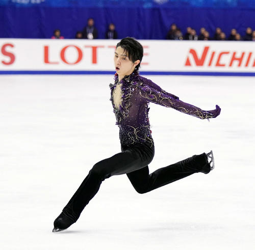 NHK杯　男子フリーでジャンプをする羽生（撮影・加藤諒）