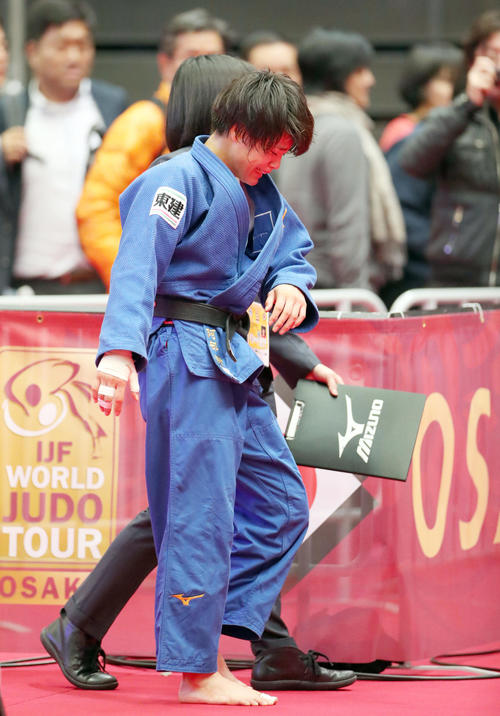 女子52キロ級決勝でフランスのブシャールに敗れ、涙を流しながら引き揚げる阿部（撮影・前田充）