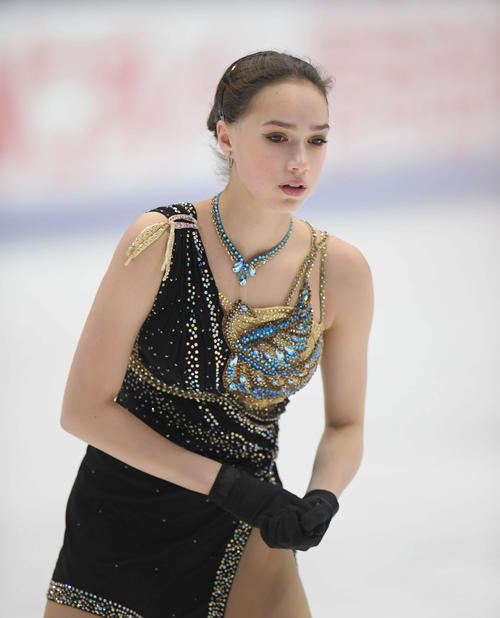 NHK杯　女子フリーを前に真剣な表情で練習するザギトワ（撮影・加藤諒）