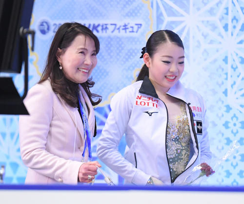 NHK杯　女子フリーの演技を終え、浜田コーチ（左）とキスアンドクライに向かう紀平（撮影・加藤諒）