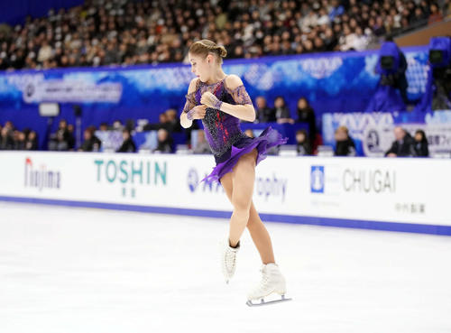 NHK杯　女子フリーでジャンプを成功させるアリョーナ・コストルナヤ（撮影・加藤諒）
