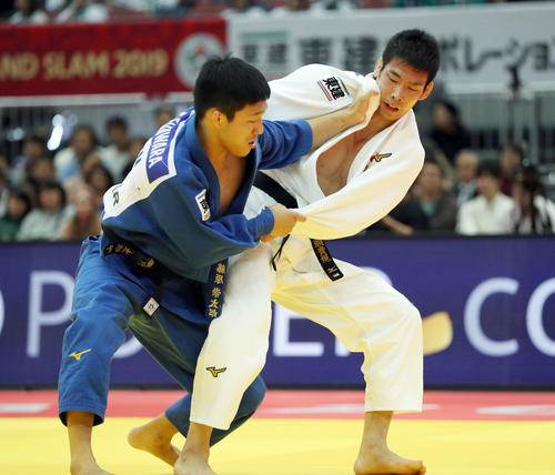 藤原（左）を破り優勝した永瀬（撮影・前田充）