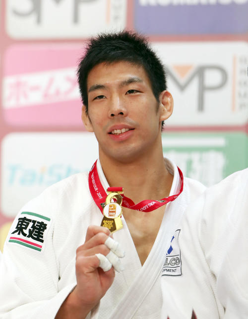 男子81キロ級決勝　表彰式で金メダルを手に笑顔を見せる永瀬（撮影・前田充）