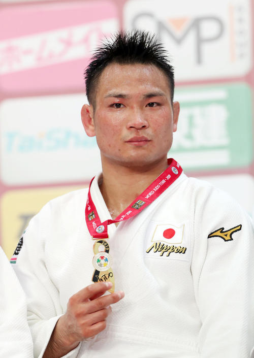 男子73キロ級決勝　表彰式で金メダルに手をやる海老沼（撮影・前田充）