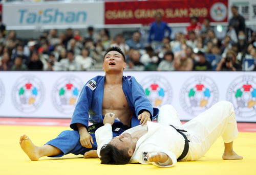 男子73キロ級決勝　橋本（手前）を破って優勝し、安堵（あんど）の表情を見せる海老沼（撮影・前田充）