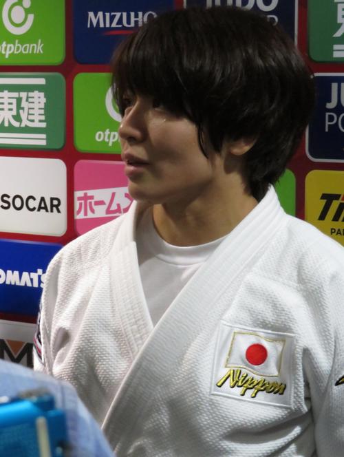 優勝を逃し、涙しながら取材に応じる田代未来（撮影・峯岸佑樹）