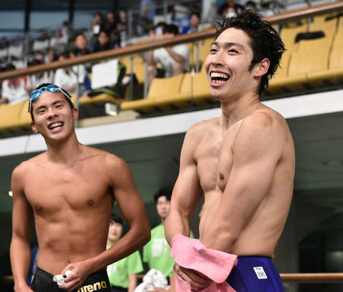 男子400メートル個人メドレー決勝を終え笑顔の萩野（右）。左は松本（撮影・滝沢徹郎）