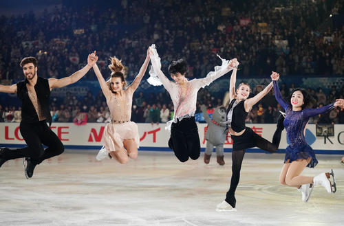 NHK杯　エキシビションの演技を終え、各部門の金メダリストたちと手をつないでジャンプする羽生結弦（中央）（撮影・加藤諒）