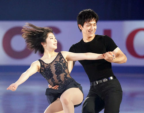 NHK杯　エキシビションで演技する三浦（左）・木原組（撮影・加藤諒）