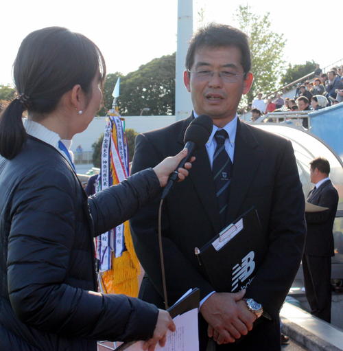 東海大相模との決勝戦を制し、優勝監督インタビューを受ける桐蔭学園・藤原監督（19年11月17日撮影）