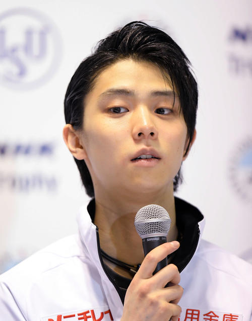 男子シングルで優勝し、会見で記者の質問に答える羽生（撮影・加藤諒）