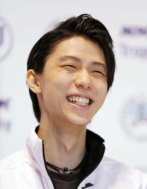 男子シングルで優勝し、記者会見で笑顔を見せる羽生（撮影・加藤諒）