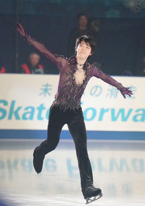 NHK杯エキシビション　選手紹介でリンクに登場した羽生（撮影・加藤諒）