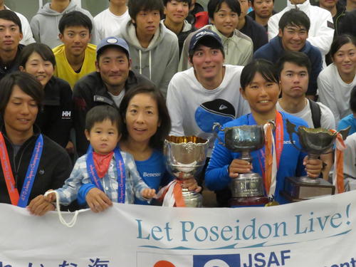 優勝した吉田（左）、吉岡組