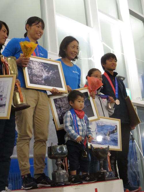吉田の長男とともに表彰台に立つ優勝した吉田（右）、吉岡組