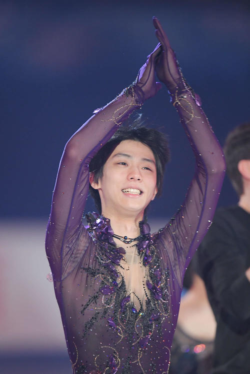 NHK杯エキシビション　選手紹介でリンクに登場した羽生（撮影・加藤諒）