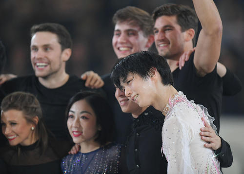NHK杯　エキシビションの演技を終え、出演者と集合写真を撮影する羽生（手前）（撮影・加藤諒）
