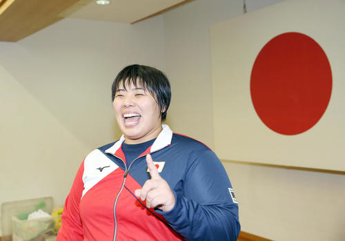 柔道東京五輪代表内定第1号となり、笑顔でポーズを決める素根（撮影・前田充）