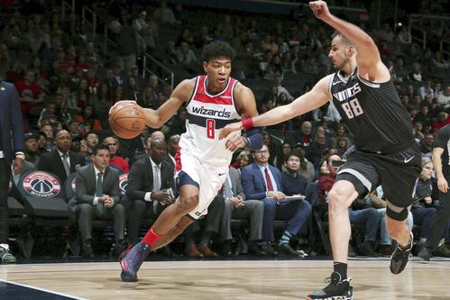 キングズ戦の第1クオーター、ドリブルで攻め込むウィザーズの八村（左）（NBAE提供・ゲッティ＝共同）