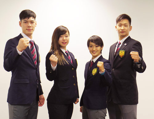 空手プレミアリーグ最終戦のマドリード大会に臨む日本代表の（左から）西村、植草、清水希、荒賀（撮影・奥岡幹浩）