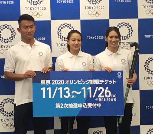五輪チケット第2次抽選販売の申し込み開始イベントに出席した左から、ビーチバレー高橋巧、ホッケー瀬川真帆、内藤夏紀（2019年11月13日撮影）