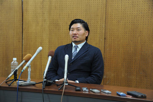 20日の会見で、地元への感謝と今後の抱負を述べる稲垣