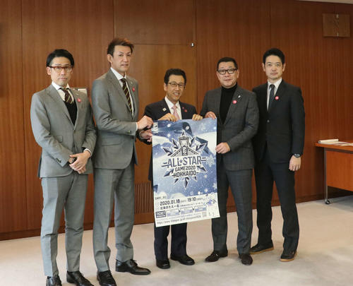 札幌市の秋元市長（中央）と記念撮影する、左からレバンガ北海道横田CEO、折茂、1人おいてBリーグの大河チェアマン、Bマーケティングの増田執行役員（撮影・浅水友輝）