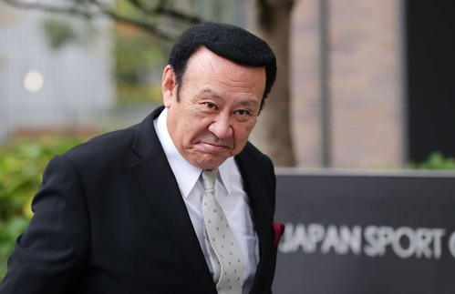 外部有識者からのヒアリングに応じるため報道陣に一礼して会場に向かうテコンドー協会の金原会長（撮影・丹羽敏通）