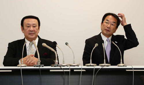 記者会見に臨むテコンドー協会の金原会長（左）と検証委員会の境田委員長（右）（撮影・丹羽敏通）