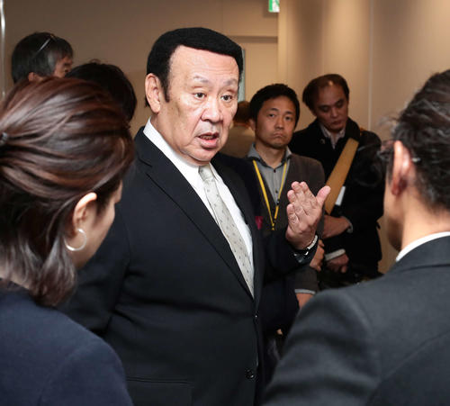 記者会見を終えて囲み取材に応じるテコンドー協会の金原会長（撮影・丹羽敏通）
