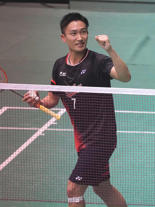 男子シングルス1回戦に勝利し客席にガッツポーズを見せる桃田（撮影・河野匠）