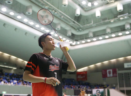 男子シングルス1回戦で試合開始を前に水分補給する桃田（撮影・河野匠）