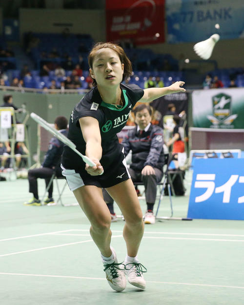 女子シングルス1回戦で懸命にシャトルを返す奥原（撮影・河野匠）