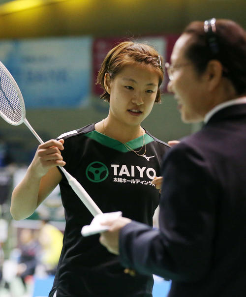 女子シングルス1回戦の試合前、胸ロゴの大きさを審判団に指摘されて困惑する奥原（撮影・河野匠）