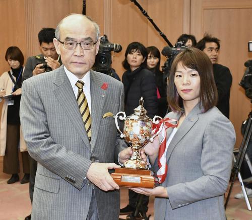石川県の谷本正憲知事（左）から県スポーツ特別賞の記念品を受け取る川井梨紗子（共同）