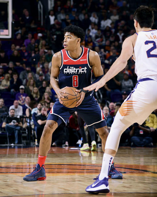 サンズ戦に先発出場したウィザーズの八村(NBAE提供・ゲッティ=共同)