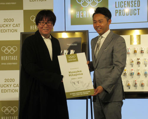 北島康介氏（右）は、高橋洋一氏から「キャンプテン翼」が描かれたプレートをもらって「何もいえねえ」と喜ぶ（撮影・益田一弘）