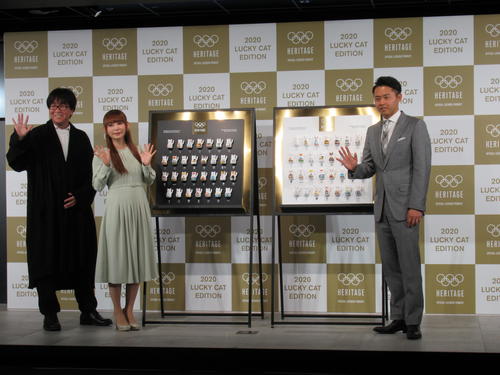 北島康介氏（右）は、五輪記念グッズの発表会に出席した。左は漫画家高橋陽一氏とタレント中川翔子（撮影・益田一弘）