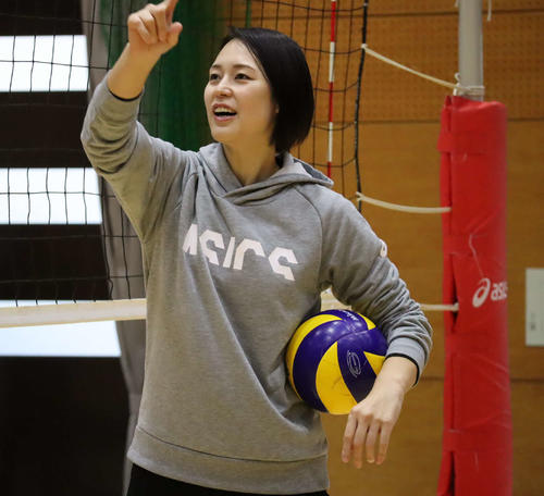 ミニゲームで選手たちに指示を出す大山加奈さん