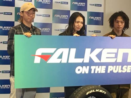 住友ゴム工業「ファルケン」とのスポンサー契約に出席した中村輪夢、松本遥奈、平野歩夢（左から）