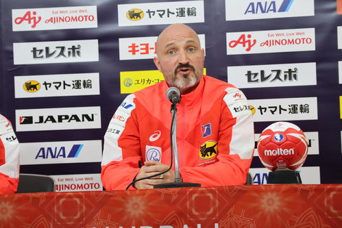 ハンドボール女子世界選手権開幕前日練習を終え、会見する日本代表のキルケリー監督