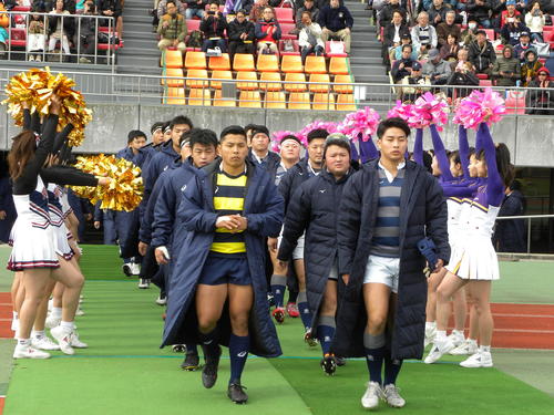 関西大学ラグビー最終節に臨む立命大（左）と同大の選手たち（撮影・松本航）
