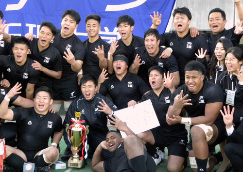 関西大学ラグビーで4連覇し、喜ぶ天理大の選手たち（撮影・松本航）