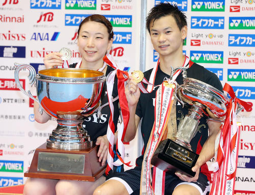 混合ダブルスで優勝しトロフィーを手に写真に納まる渡辺（右）と東野（撮影・垰建太）