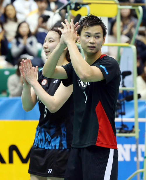 混合ダブルスで優勝しファンの拍手に応える渡辺（右）と東野（撮影・垰建太）