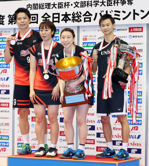 お立ち台でともに写真に納まる、左から混合ダブルス準優勝の西川、尾崎、優勝の東野、渡辺（撮影・垰建太）