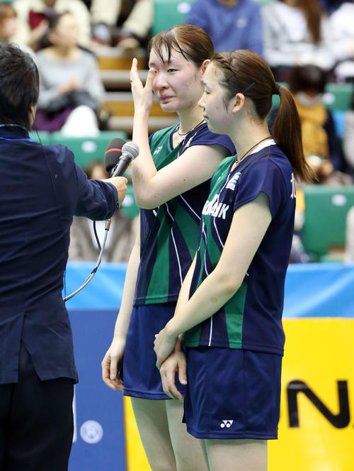 女子ダブルスで優勝し感極まる、松本麻佑（左）