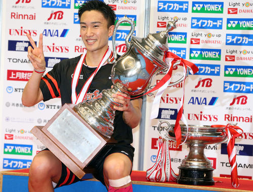 連覇を達成した桃田は優勝トロフィーと笑顔で写真に納まる（撮影・垰建太）