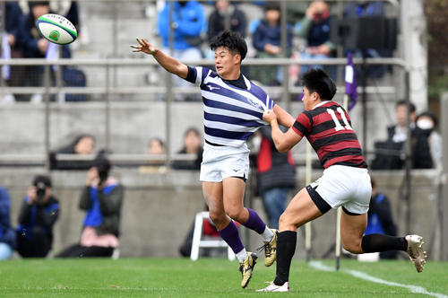 明大対早大　前半、オフロードパスを出す明大SH飯沼（左）（撮影・滝沢徹郎）