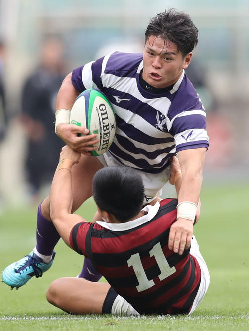 明大対早大　前半、早大WTB古賀（手前）を突き放す明大フッカー武井（撮影・狩俣裕三）